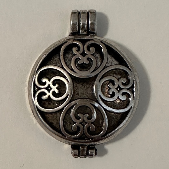 Lot of 7 Fragrance Diffuser Lockets - Picture 3 of 16